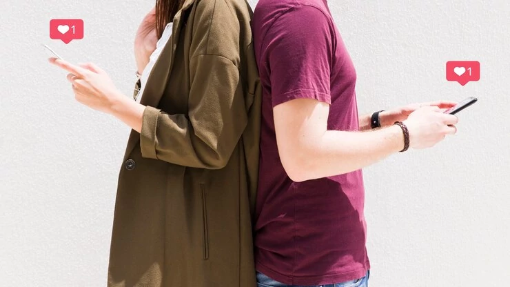Two-people-holding-a-phone