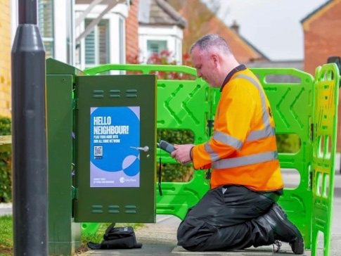 network-crew-installing.