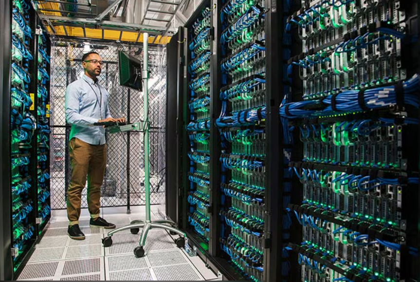 Oracle-Cloud-data-center-interior-with-server-racks-and-cooling-infrastructure