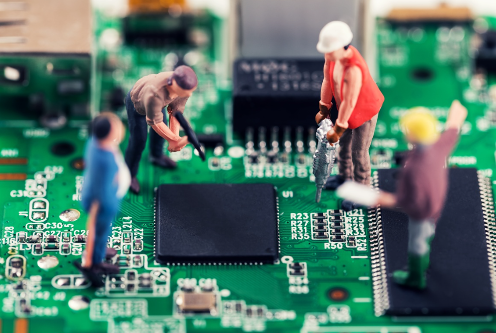 Engineers-testing-semiconductor-chip-designs-using-simulation-software